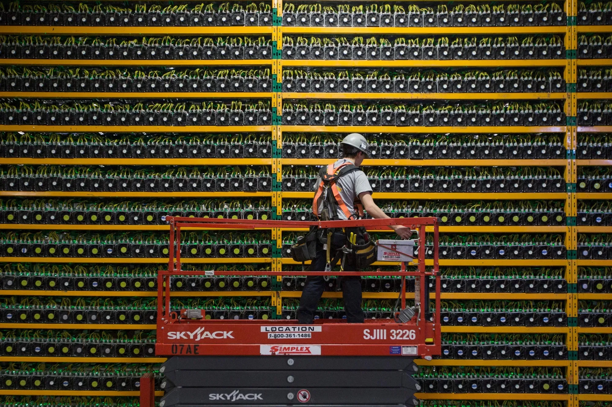 Bitcoin sektorunda dönüş: şirkətlər AI sahəsinə keçir və BTC satır.